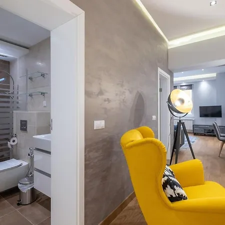 Apartment Dream 2bdr 2bthr At The Location *